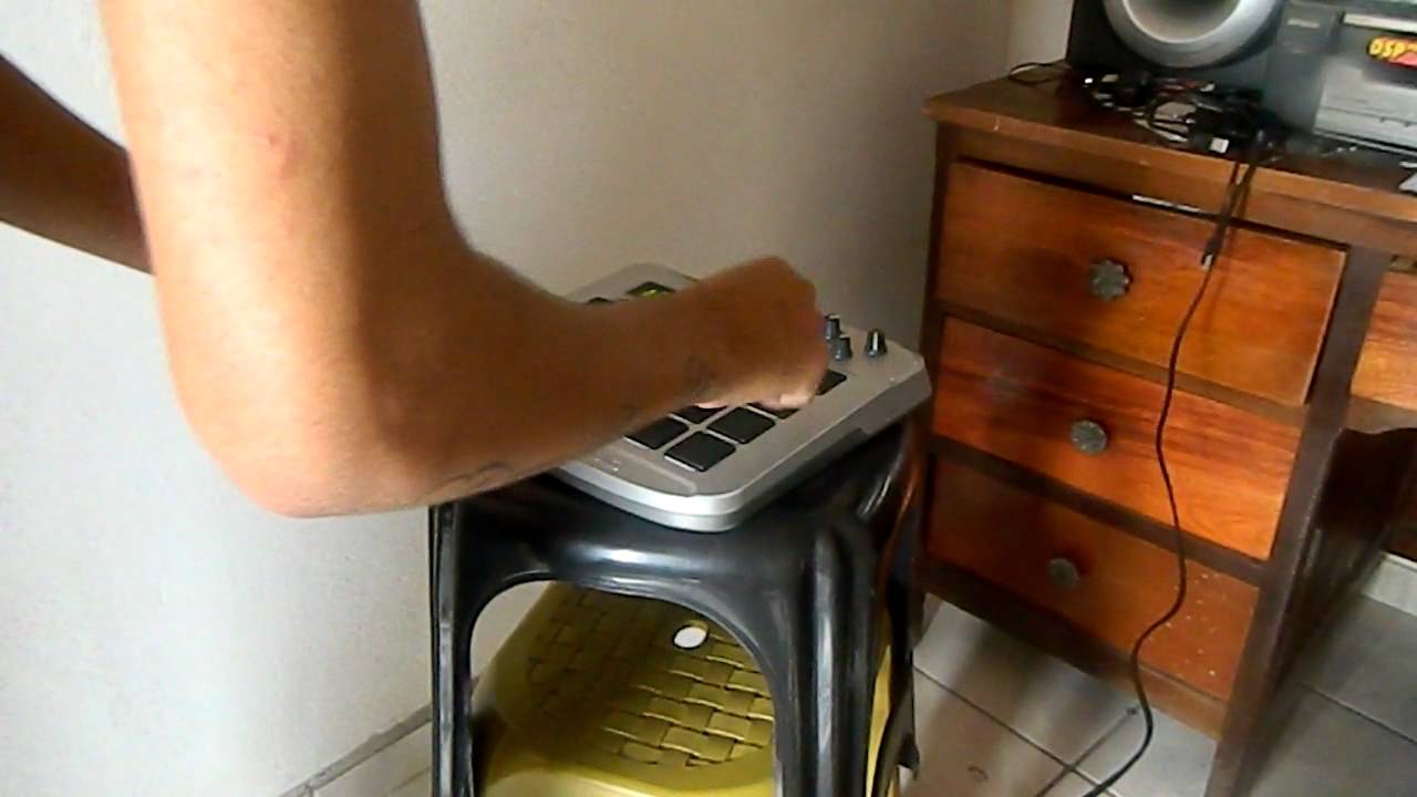 DJ DAN BOLADÃO FAZENDO MONTAGEM AO VIVO NA MPC funk brasilero 2018