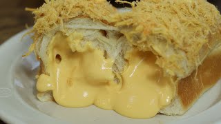 Bánh mì nhân phô mai hoàng kim phủ chà bông | Salted egg yolk lava bread