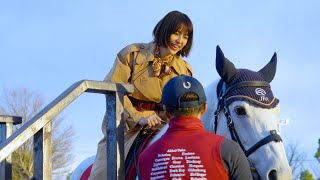 長澤まさみ、撮影裏でこっそり“推し馬”をヨシヨシ「かわいい～」　競馬場の楽しみ方をコミカルな演技で表現　JRA新TVCM「UMAJO募集中！」篇＆メイキング