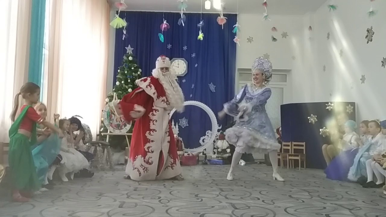 Дед мороз и снегурочка танцуют Skibidi и многое другое