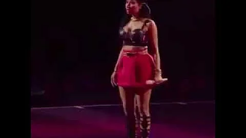 stan twitter: Nicki Minaj looking around