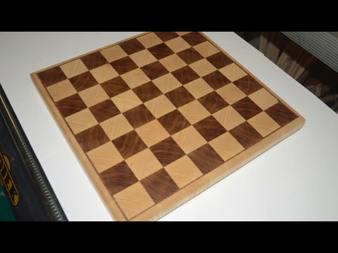 Šachovnice z dubu a jasanu/ An oak-ash chessboard