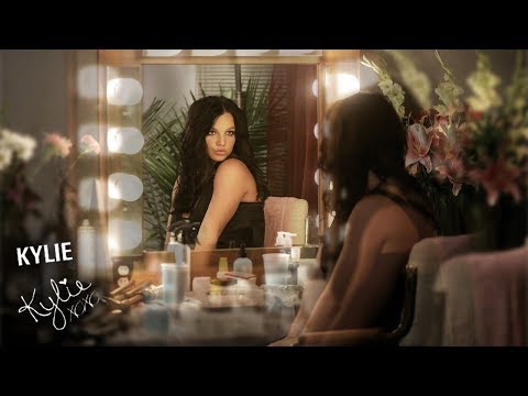 Video: Kylie Jenner Bez Výplne Pier