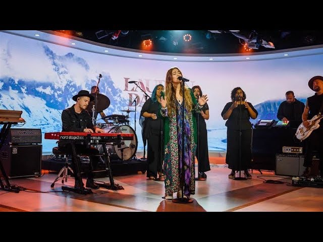 Lauren Daigle performs ‘Rescue’ Live