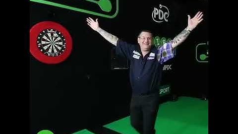 Gary Anderson scores 180 with one throw 😳