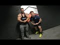 Kniebeugen mit Tim und Max. Bodybuilder VS Gewichtheber