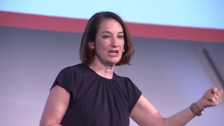 Beth Davis speaking keynote at the World HR Forum