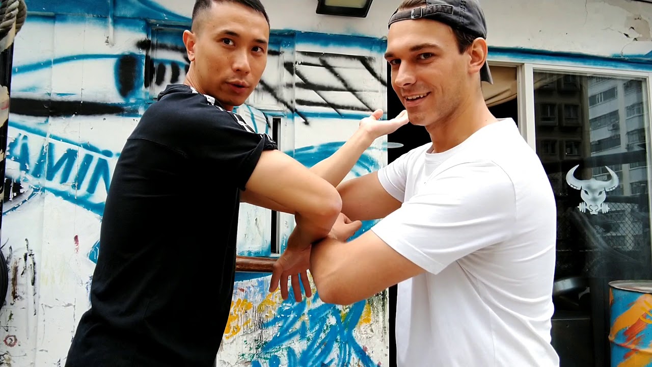Wing Chun Street Fight Self-Defense Technique - Kwan Sau technique in close fight