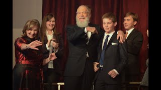 David Lettermanโs friends โ and shrink โ make his Twain ceremony as funny as his late-night legacy