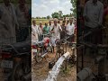 💧 बाइक + हैंडपंप का देसी जुगाड़! इतना तेज पानी देखकर गांव वाले हैरान 😱 #shorts #desijugaad #farming