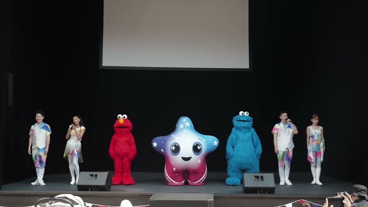 Elmo & Cookie Monster Perform Live at the USA Pavilion! | エルモ