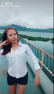 Cewek cantik tiktokan diatas danau Tondano