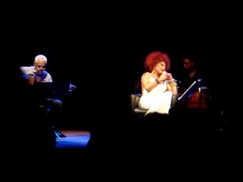 Elza Soares cantando "Dro" de Gilberto Gil