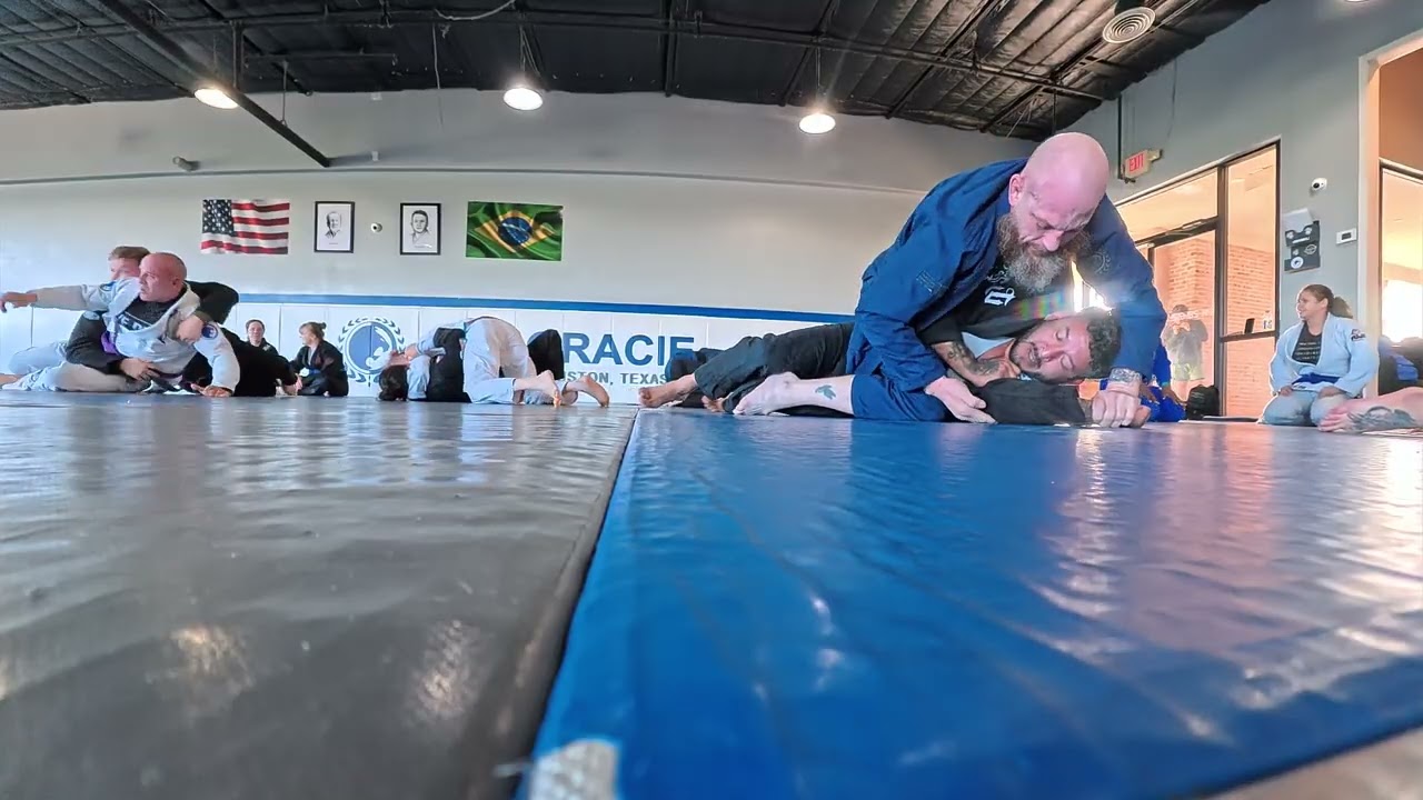 Always fun technical rolls with Mike Deases, this one, The HouJitsu Open Mat @renzograciehouston 