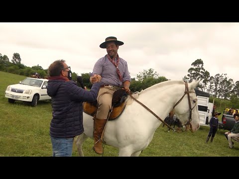 ¿De qué color es el caballo blanco de Artigas?