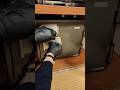 ピッキングのような雰囲気で金庫の鍵を開ける。