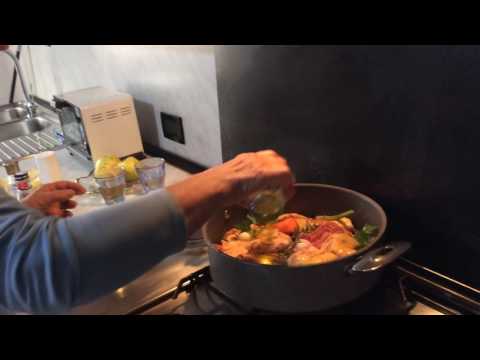 Video: Pollo Con Prugne, Mele E Olive