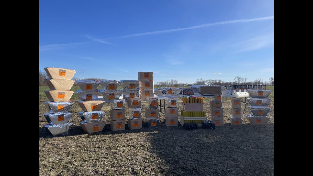 Мы зажгли все эти профессиональные фейерверки на заднем дворе!!!!!! (Racoon fireworks 1.4 pro)