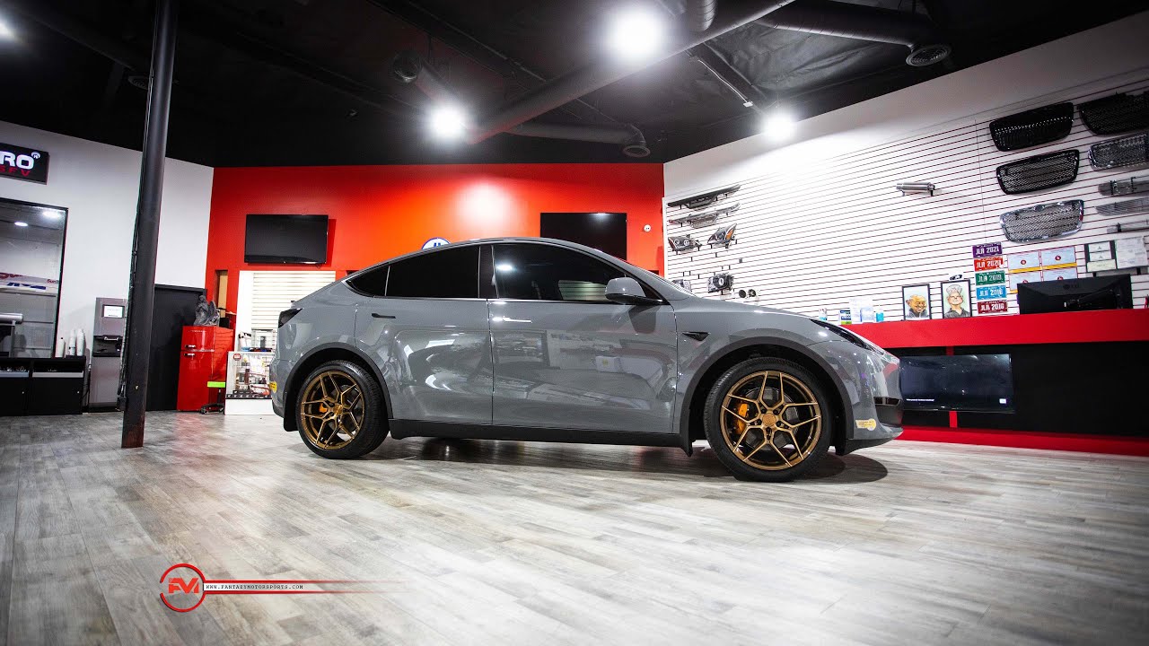 Tesla Model Y with a Dyno GRAY CLEAR BRA & Rohana wheels