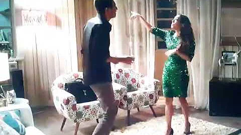 O que acontece com o filho da Carol em Totalmente Demais?