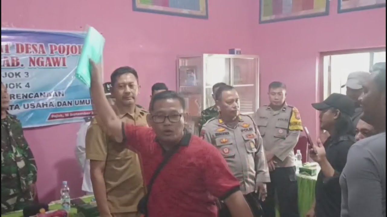 NGAWI - Pelantikan perangkat desa ricuh, Warga umpat kades