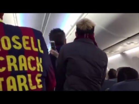 Los seguidores protestan en el avión del FC Barcelona camino a Gijon