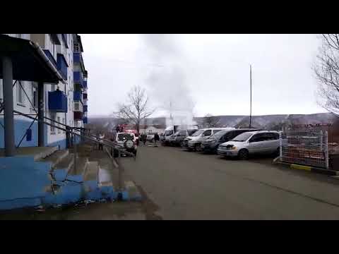 В Александровск-Сахалинском во дворе дома загорелся автофургон