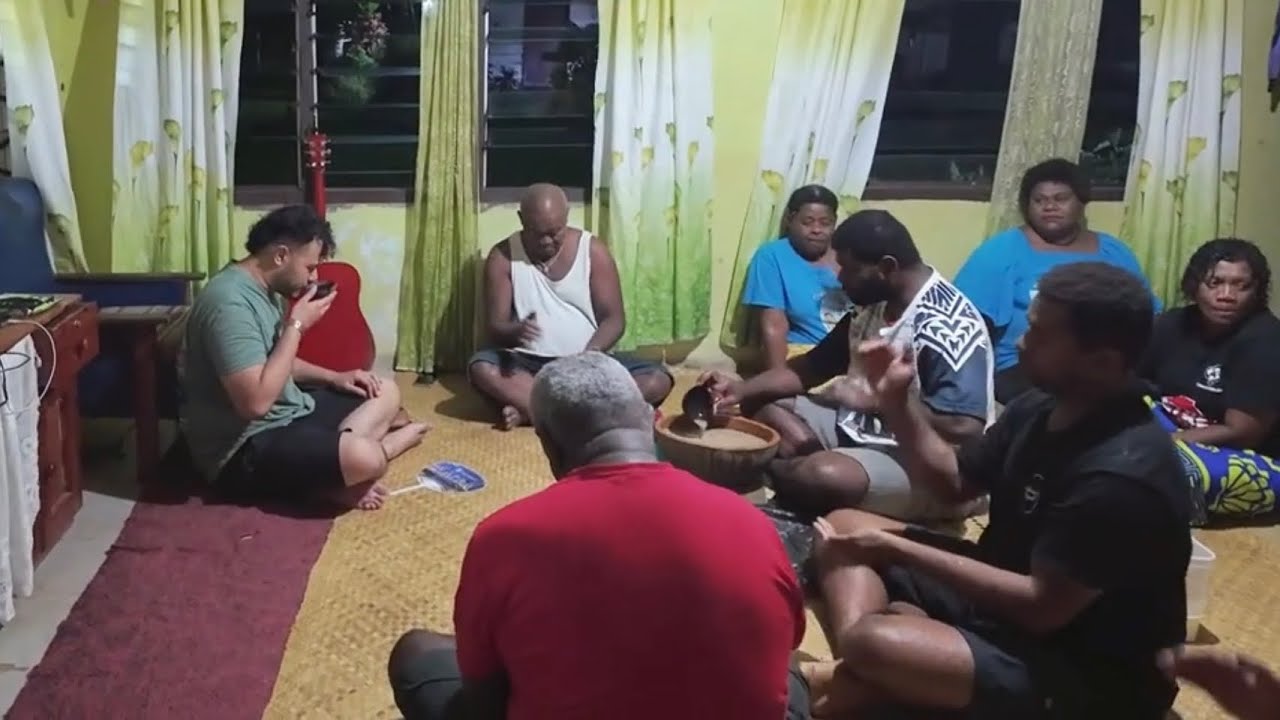 Drinking Kava/Yaqona + Sigidrigi in Fiji 🇫🇯 