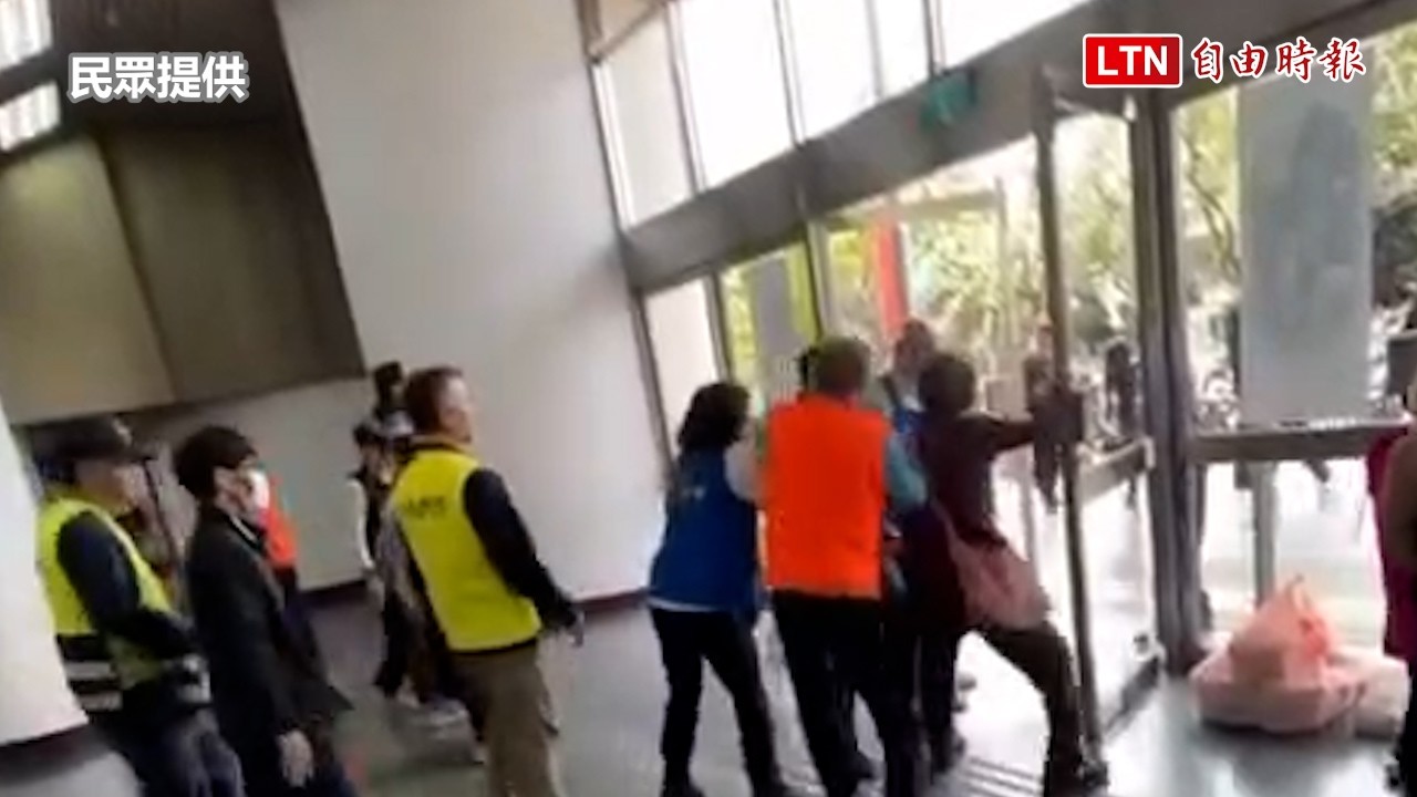 強拉「葉霸」!藍營黨部副主委余明火、黨工熊愛蓮強制罪判拘役 強拉「葉霸」!藍營黨部副主委余明火、黨工熊愛蓮強制罪判拘役