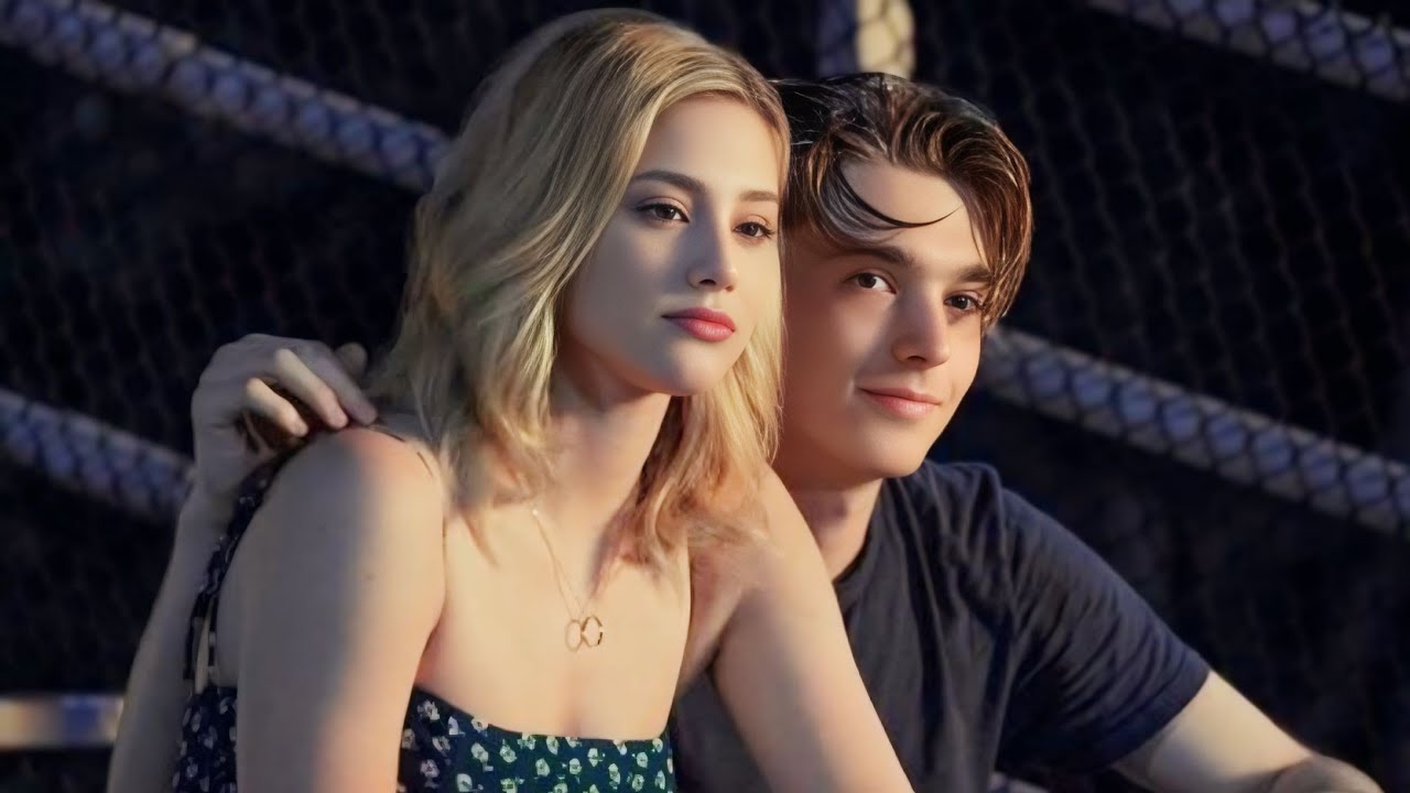 شاب مراهق عنده 17سنة فاقد الشغف بيقابل بنت جميلة بتغير حياتة 180 درجة " ملخص فيلم  chemical hearts
