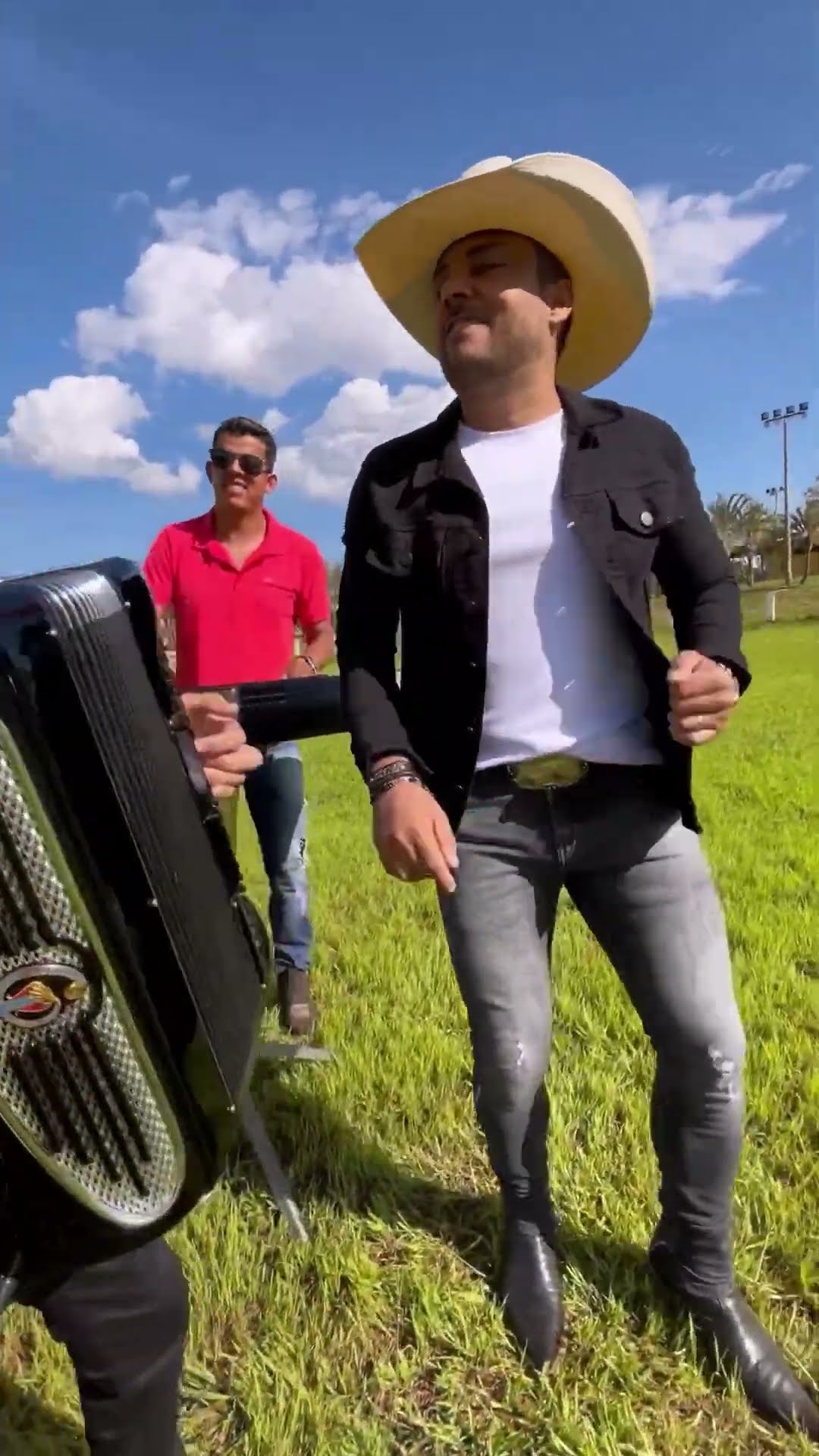 Leãozinho cantando bonita a música forró do meu Goiás e Alejandro Rodrigo na sanfona #boanoiteee