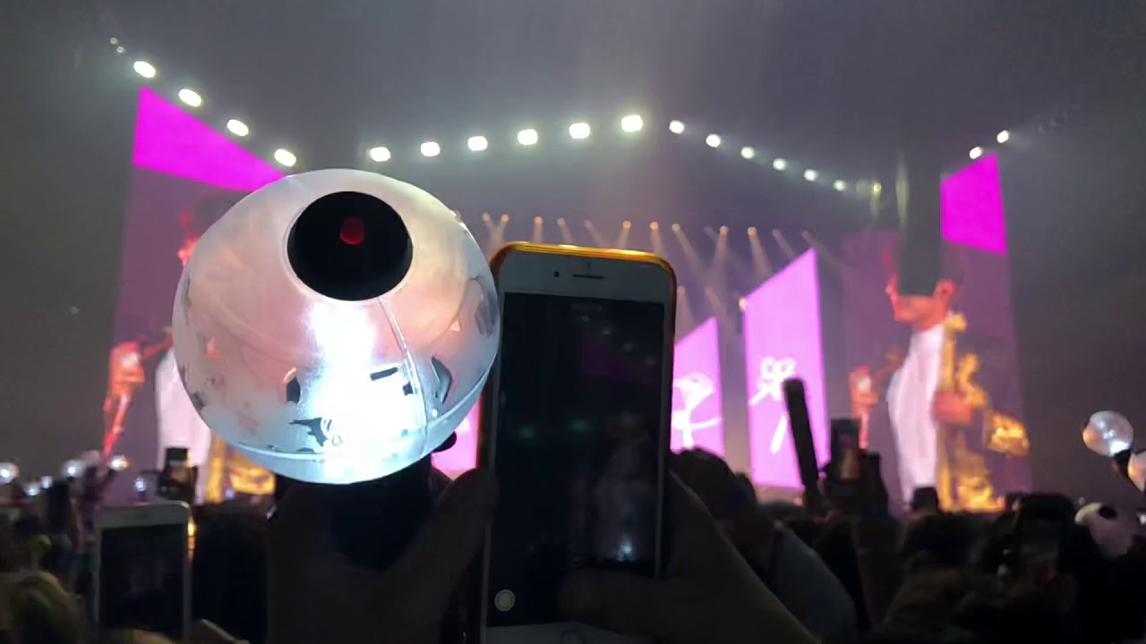 BTS Love Yourself World Tour, Paris 181019: Ment (1)