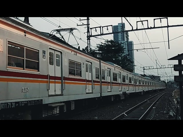 Pertama kalinya Livery Pink *Kereta Khusus Wanita (KKW)* & IKLAN Dinas TJ. PRIOK-JKT. KOTA PP. class=