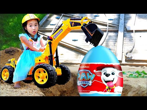 Boram finds Surprise Eggs Kinder Joy