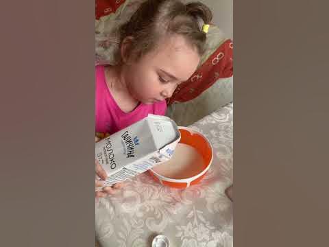 Котик пьет молоко - YouTube