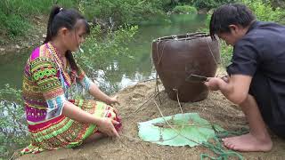 Amazing Fishing: Unique Primitive Fishing Skills Catch Big Fish On The River - Fishing For Survival