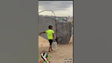 في غزة طفولة تمشي حافية خلف دلو ماء وعيون تبحث عن الحياة في زمن القصف جانب توفير مياه صالحه للشرب 