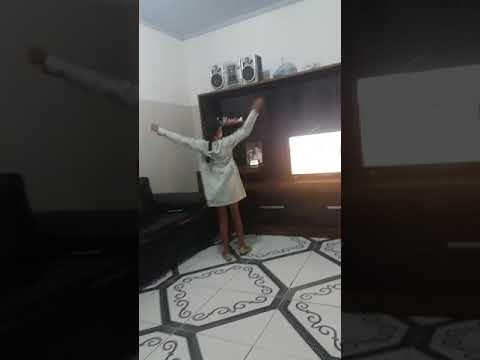 Menina dançando bumbum támtam!!!!