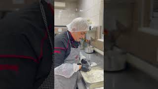 Usta Ellerden Lezzet Dolu Bir Tarif 🍴 Yusuf Usta, Çıtır Çıtır Midye Tava Hazırlıyor. Resimi