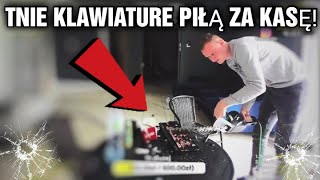 Guralek Tnie Piłą Klawiature Na Żywo