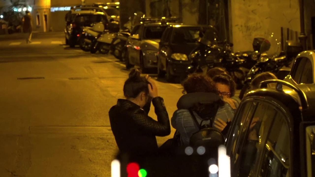 Poliziotti uccisi a Trieste, l'abbraccio degli amici alla fidanzata dell'agente fuori dalla Questura