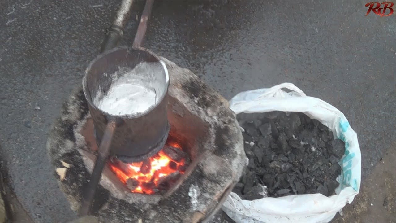 Выплавленный кусок металла 5. Плавка алюминия в домашних. Плавим алюминий на костре. Плавка алюминия на костре. Печь для переплавки алюминиевых банок.