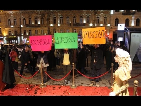 ოპერისა და ბალეტის თეატრი საპროტესტო აქციის ფონზე გაიხსნა