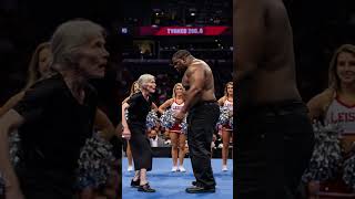 A Astonishing Contrast The King Fu Granny Thrashes The Muscular Man On The Ringkungfumaster