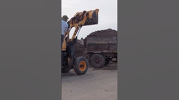 Máy xúc múc cát lên công nông ba bánh vận chuyển công trường#shsorts