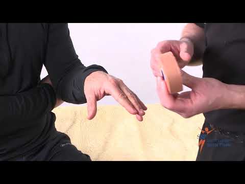 Video: Buddy Tape: Hur Man Behandlar En Finger- Eller Tåskada
