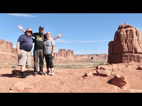 Arches National Park In Moab Utah is Amazing - Walking To Balanced Rock & Indiana Jones Double Arch
