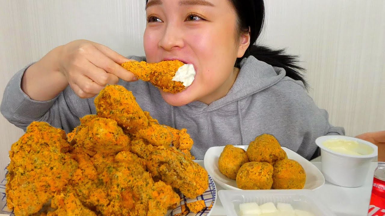 韓国チキン Bhc人気爆発のチーズボールとプリンクルをチーズソースにたっぷりつけてかぶりつく動画 먹방 Youtube
