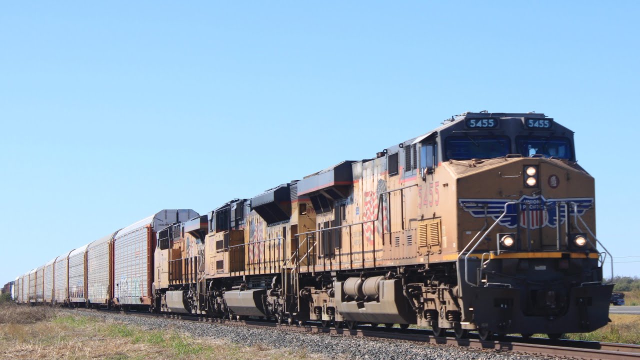 Union Pacific 5455 leads MLDNL north through Hutto Texas(10/30/25)