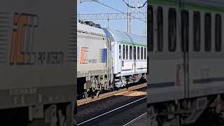 Nadjeżdżający pociąg PKP INTERCITY do Tarnowa głownego